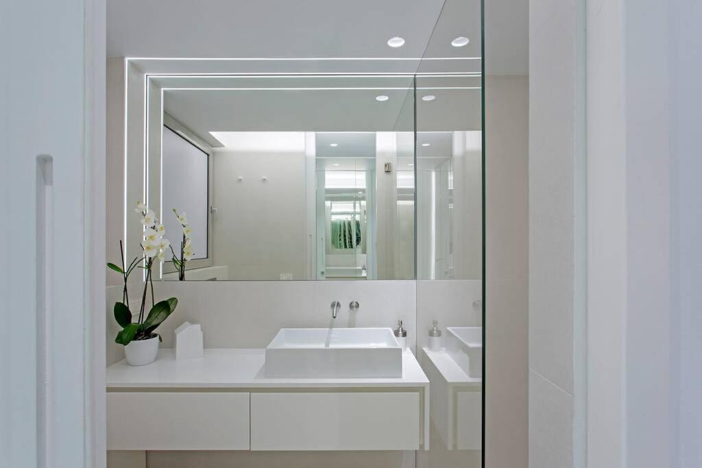 White Penthouse Apartment *