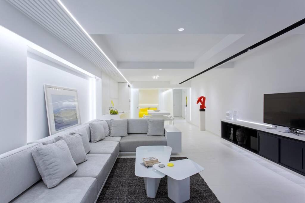 White Penthouse Apartment *
